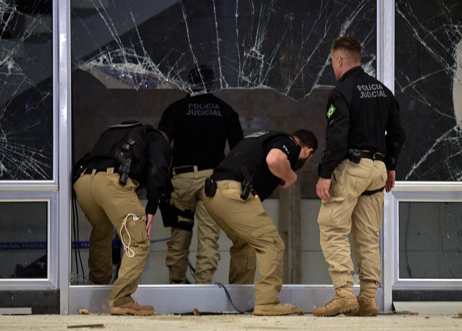 Polícia Federal trabalha durante madrugada para liberar Esplanada dos Ministérios — Foto: Carl de Souza/AFP