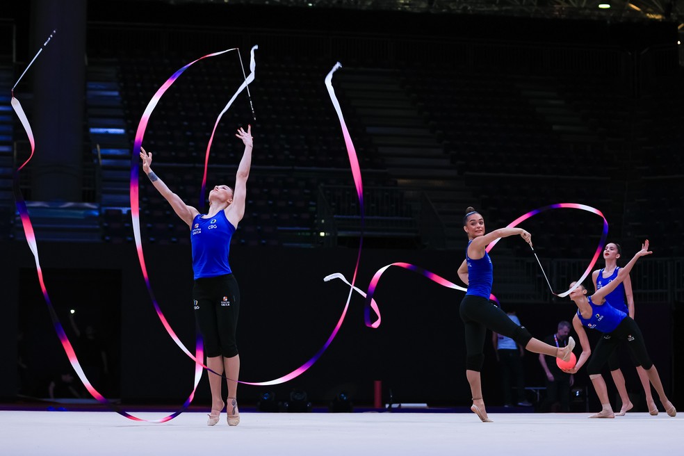 Conjunto do Brasil no treino de pódio para o Mundial de Ginástica Rítmica, em Valência — Foto: Ricardo Bufolin/Divulgação