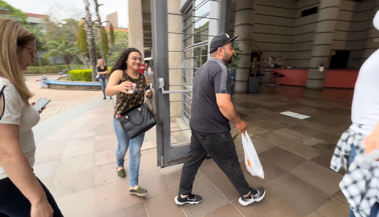 Últimas segundos para entrar no prédio da prova na campus da PUC-RS — Foto: Patrícia Comunello/Agência O Globo