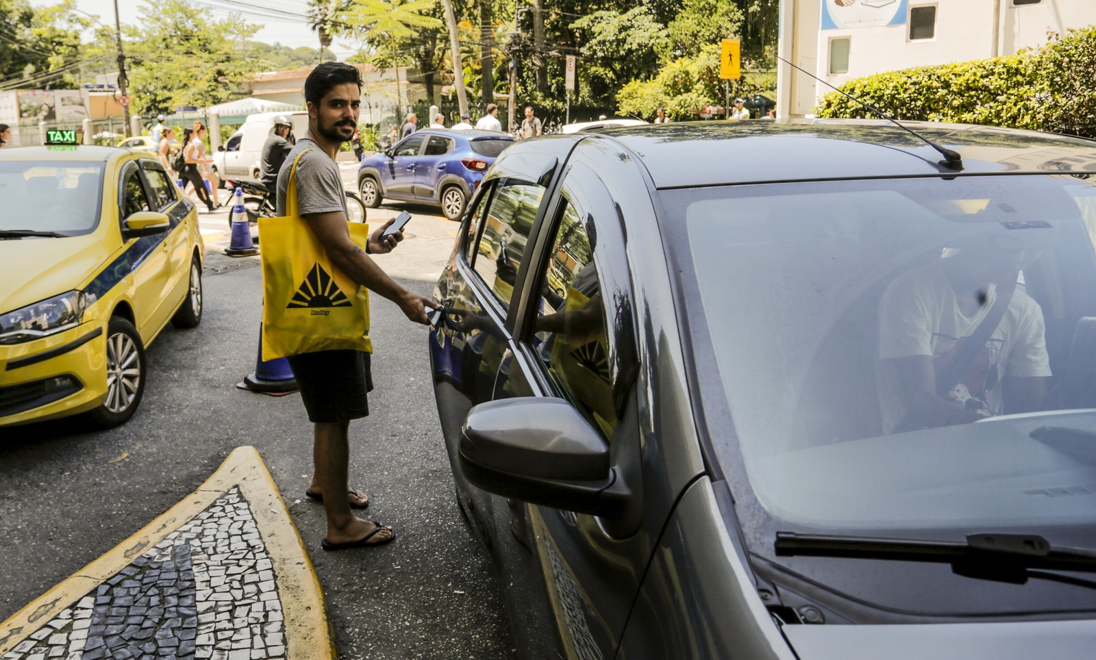 Área de espera da Uber no shopping RioSul, com o passageiro Jonathan Santos — Foto: Gabriel de Paiva/Agência O Globo