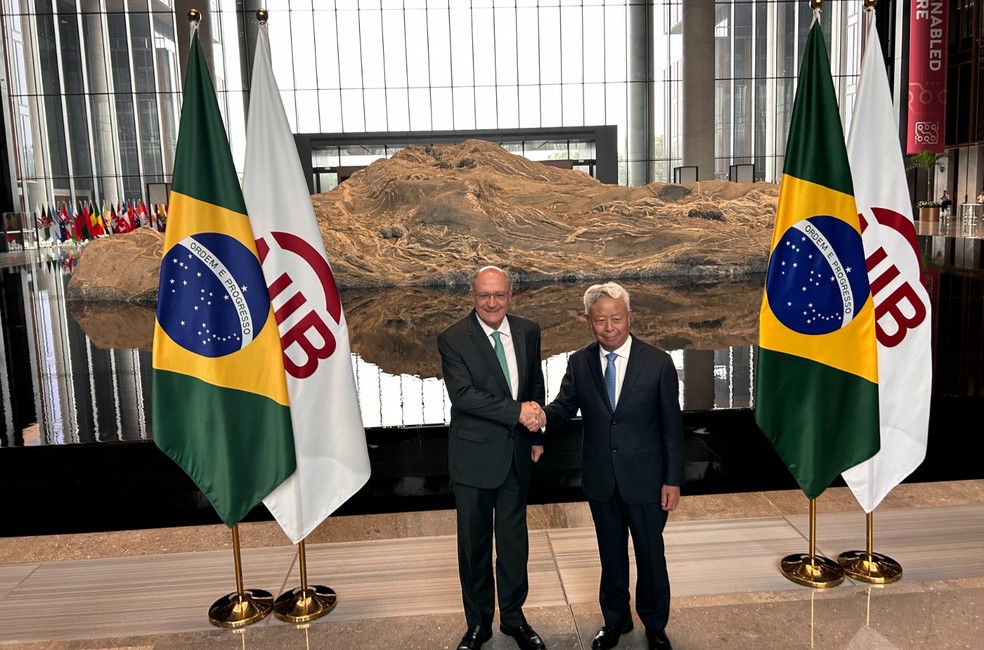 Alckmin é recebido por Jin Liqun, presidente do Banco Asiático de Investimento em Infraestrutura, em recente visita a Pequim — Foto: Marcelo Ninio