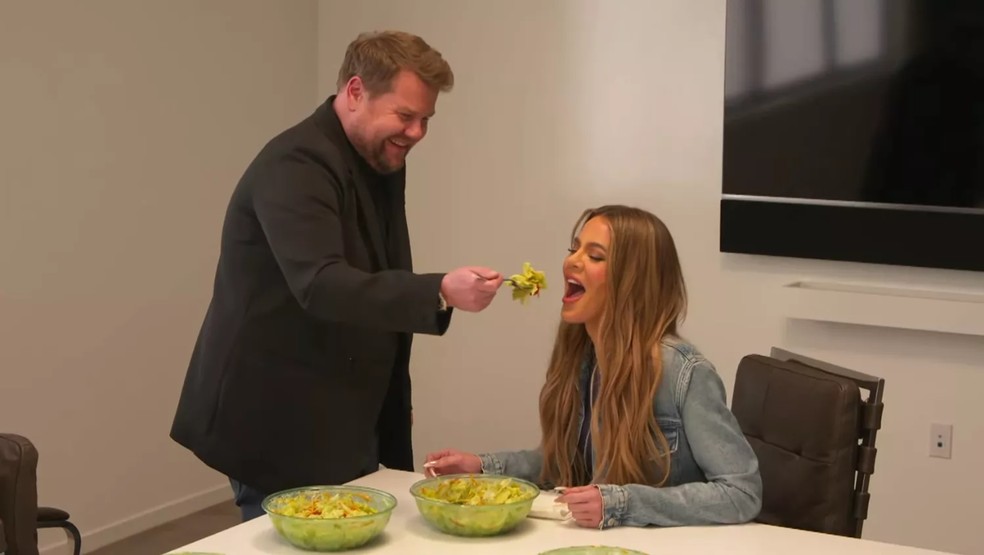 James Corden deu salada na boca de Khloé Kardashian — Foto: Reprodução/The Late Show With James Corden