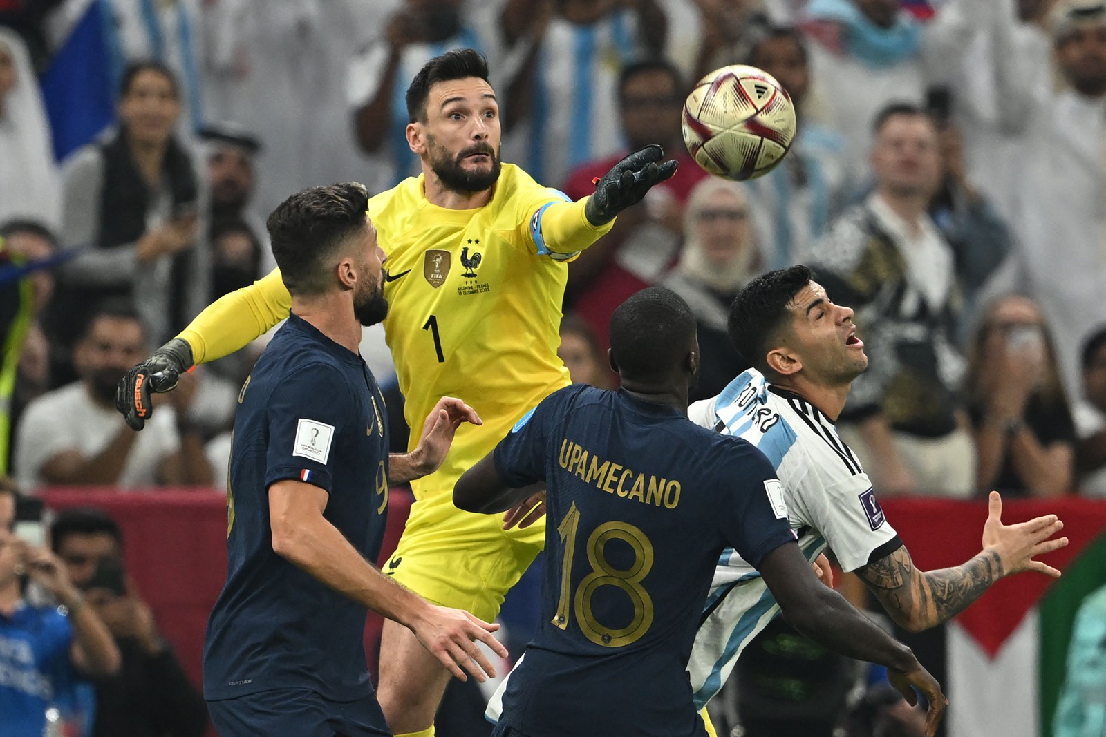 O goleiro da França, Hugo Lloris, pula para salvar um chute — Foto: Paul ELLIS / AFP