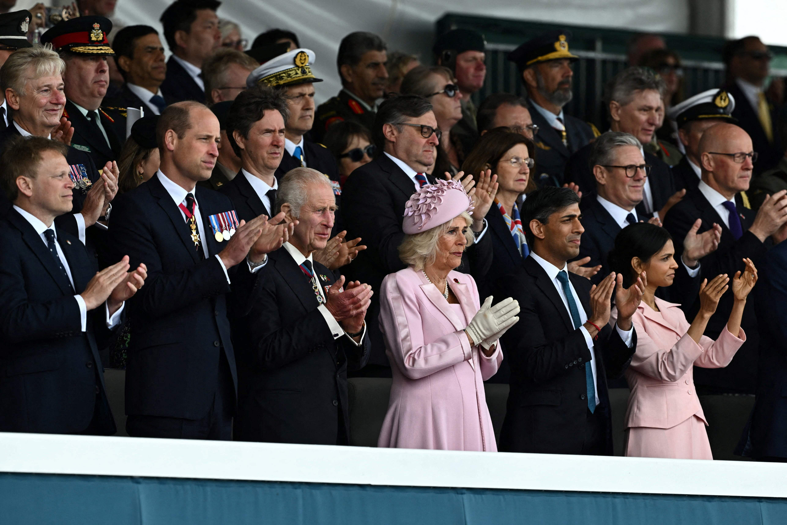 Rei Charles da Grã-Bretanha, a rainha Camilla, o primeiro-ministro Rishi Sunak e sua esposa Akshata Murty, o líder do Partido Nacional Escocês John Swinney e o líder do Partido Trabalhista Keir Starmer participam de um evento comemorativo nacional do Reino Unido para marcar as comemorações do 80º aniversário do Dia D. — Foto: Dylan Martinez / POOL / AFP