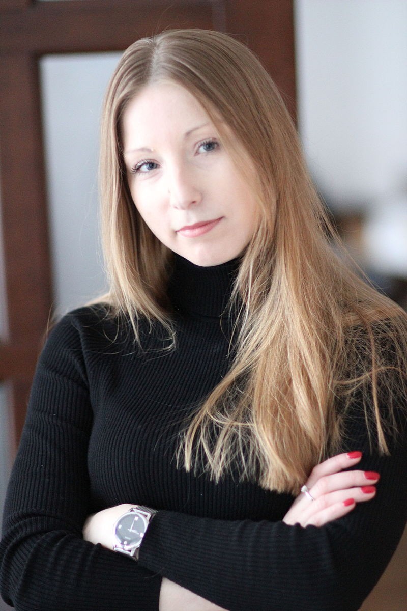 Premiada escritora ucraniana Victoria Amelin fica gravemente ferida após míssil atingir pizzaria em Kramatorsk — Foto: Wikipedia