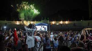 Comemoração da torcida do Fluminense em Laranjeiras teve direito a fogos de artifício Foto: Alexandre Cassiano/Agência O Globo