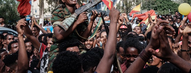 Mulheres soldados da Força de Defesa Tigray (TDF), movimento separatista, comemoram a tomada de controle da capital da região de Tigray, na Etiópia. Desde novembro do ano passado há um conflito entre forças do governo da Etiópia e rebeldes ligados ao partido que dominava o estado de TigrayAFP