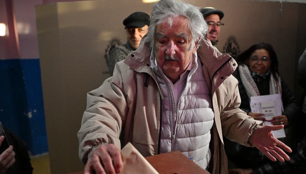Partido da ex-guerrilha FARC pede apoio a Mujica para garantir 'paz na Colômbia'