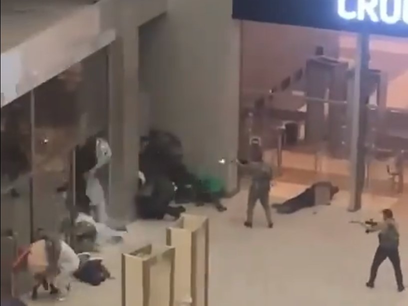 Terroristas disparam contra público no Crocus City Hall, perto de Moscou. — Foto: Reprodução / Rede Sociais