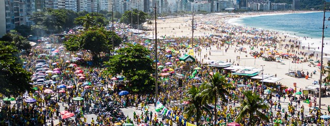 Praia de Copacabana é cenário de manifestação bolsonarista — Foto: Hermes de Paula/Infoglobo