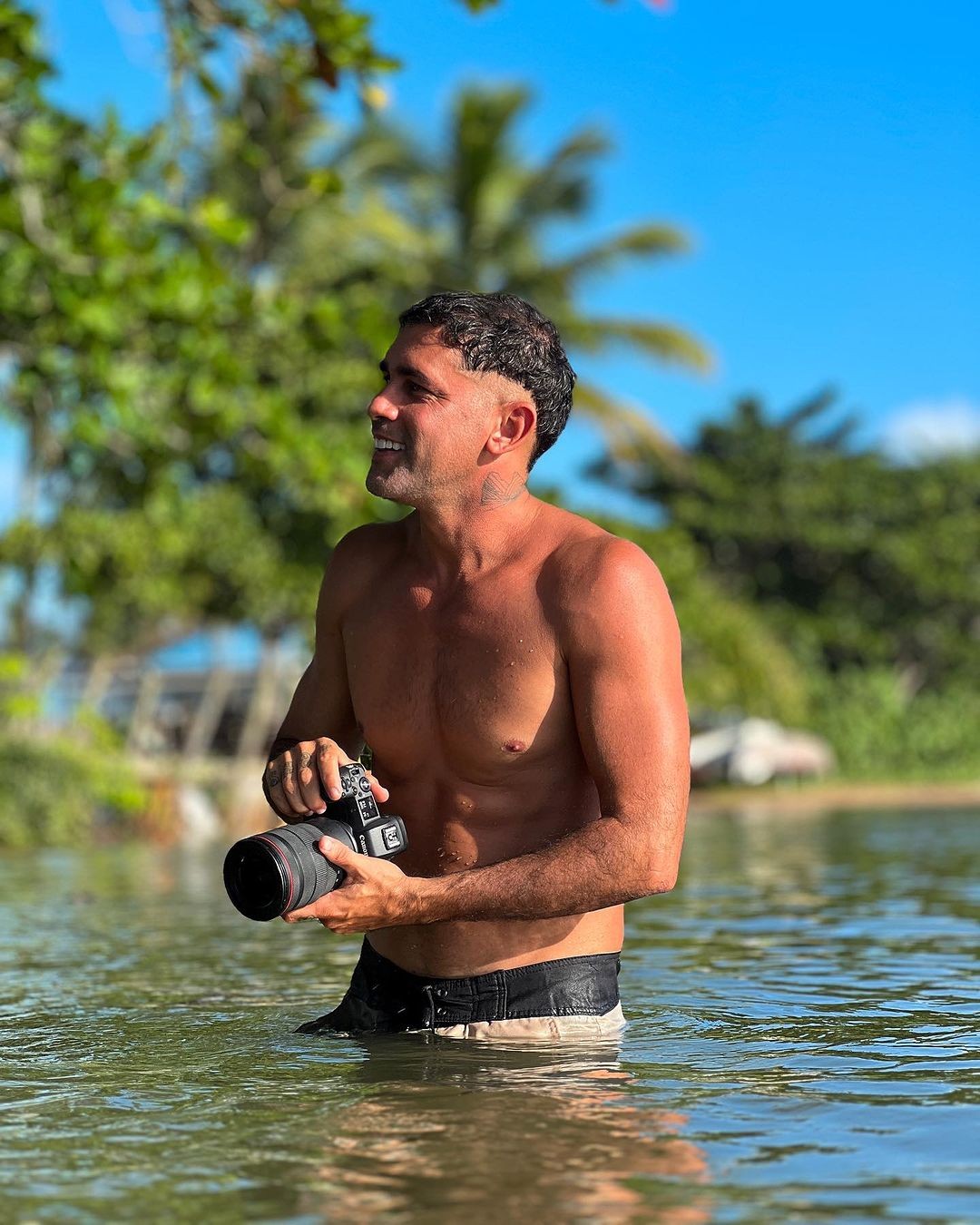 O fotógrafo Iaponã Neuronha virou queridinho dos famosos que visitam o arquipélago de Fernando de Noronha — Foto: Reprodução/Instagram