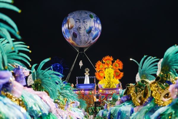 Balão usado no desfile representou a sorte virada para a lua da Imperatriz  — Foto: Alexandre Cassiano / Agência Globo