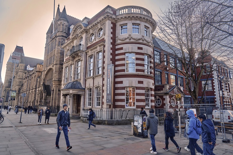 O Manchester Museum, uma instituição de 133 anos na cidade do norte da Inglaterra, que tem aberto mais espaço para o questionamento do passado colonial britânico