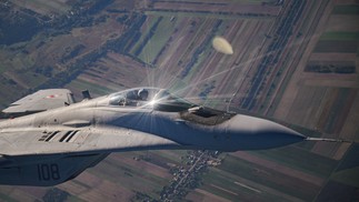 Caça MiG 29 participa do exercício de blindagem aérea da Otan, perto da base aérea de Lask, no centro da Polônia — Foto: RADOSLAW JOZWIAK/AFP