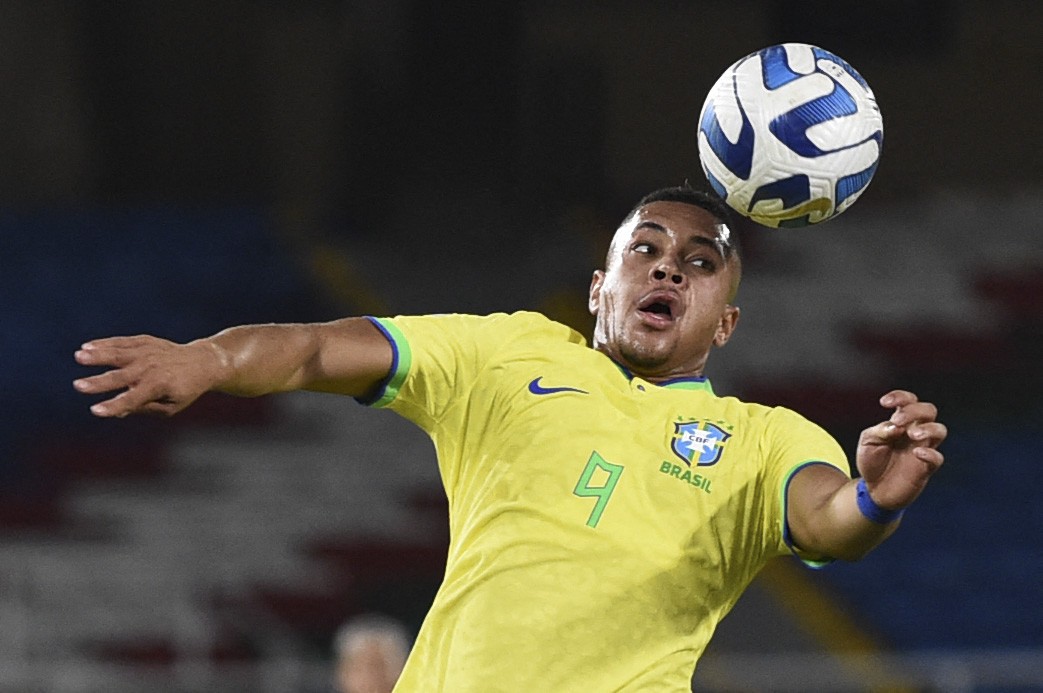 Vitor Roque durante a partida do Campeonato Sul-Americano Sub-20. O time catalão desembolsou 74 milhões de euros (R$ 395 milhões) para contar como o jovem atacante — Foto: JOAQUIN SARMIENTO