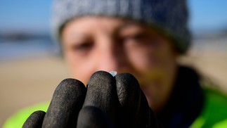 Micro esfera de plástico na praia de Corrubedo, na Espanha — Foto: MIGUEL RIOPA