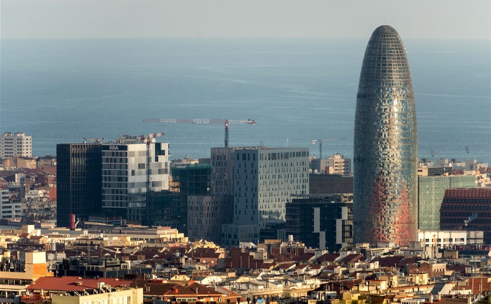 A torre Glòries de Barcelona, no destaque — Foto: Reprodução