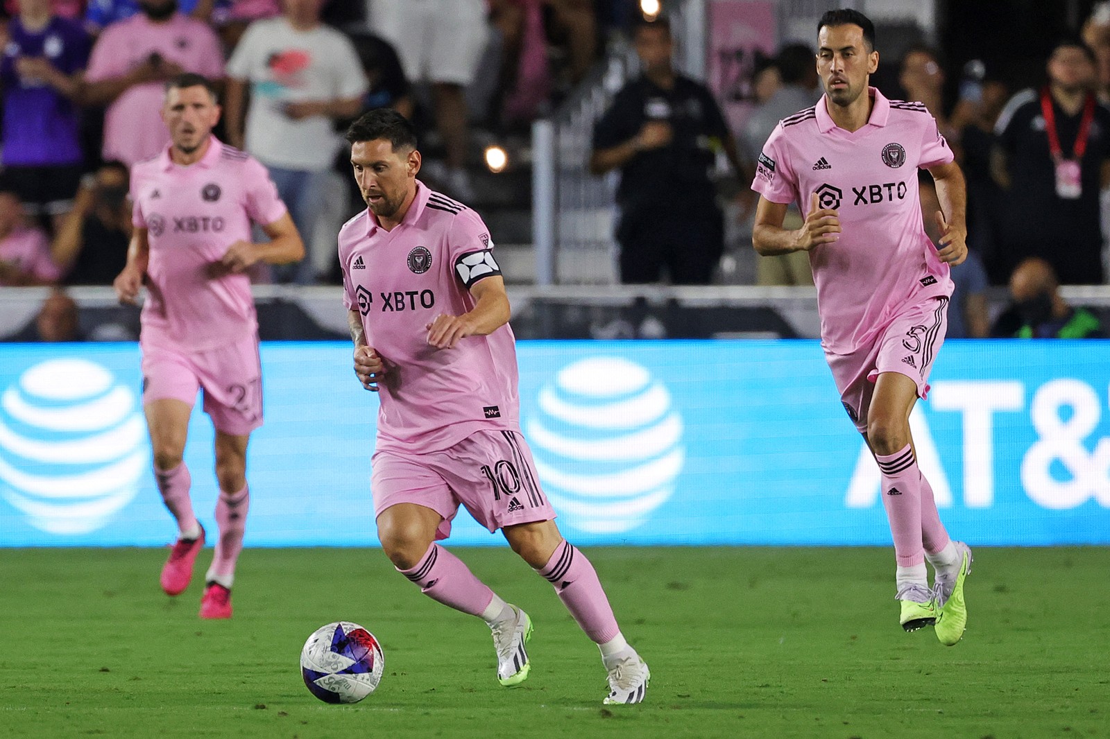 Messi e Busquets em ação pelo Inter Miami — Foto: AFP