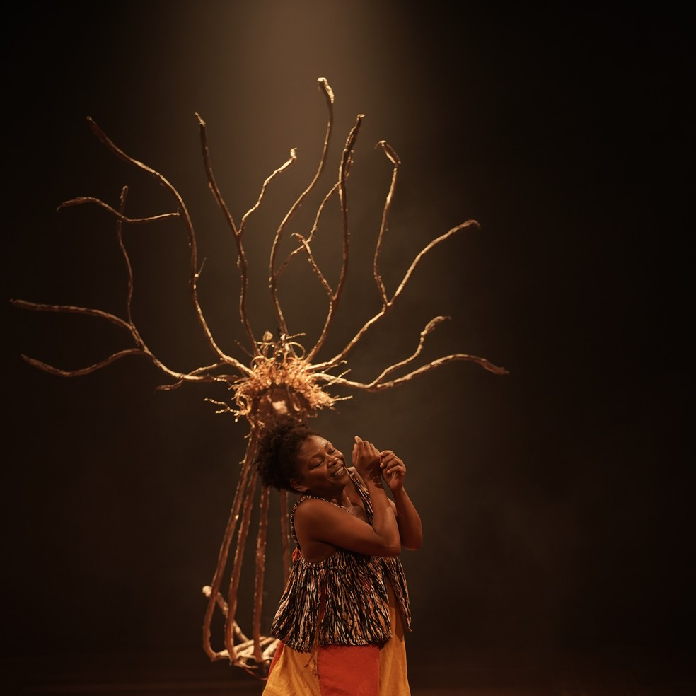 Ancestralidade negra. Fernanda Dias e Lidiane Oliveira encenam “Meus cabelos de baobá”, no Teatro Firjan SESI Jacarepaguá — Foto: Divulgação / Valmyr ferreira