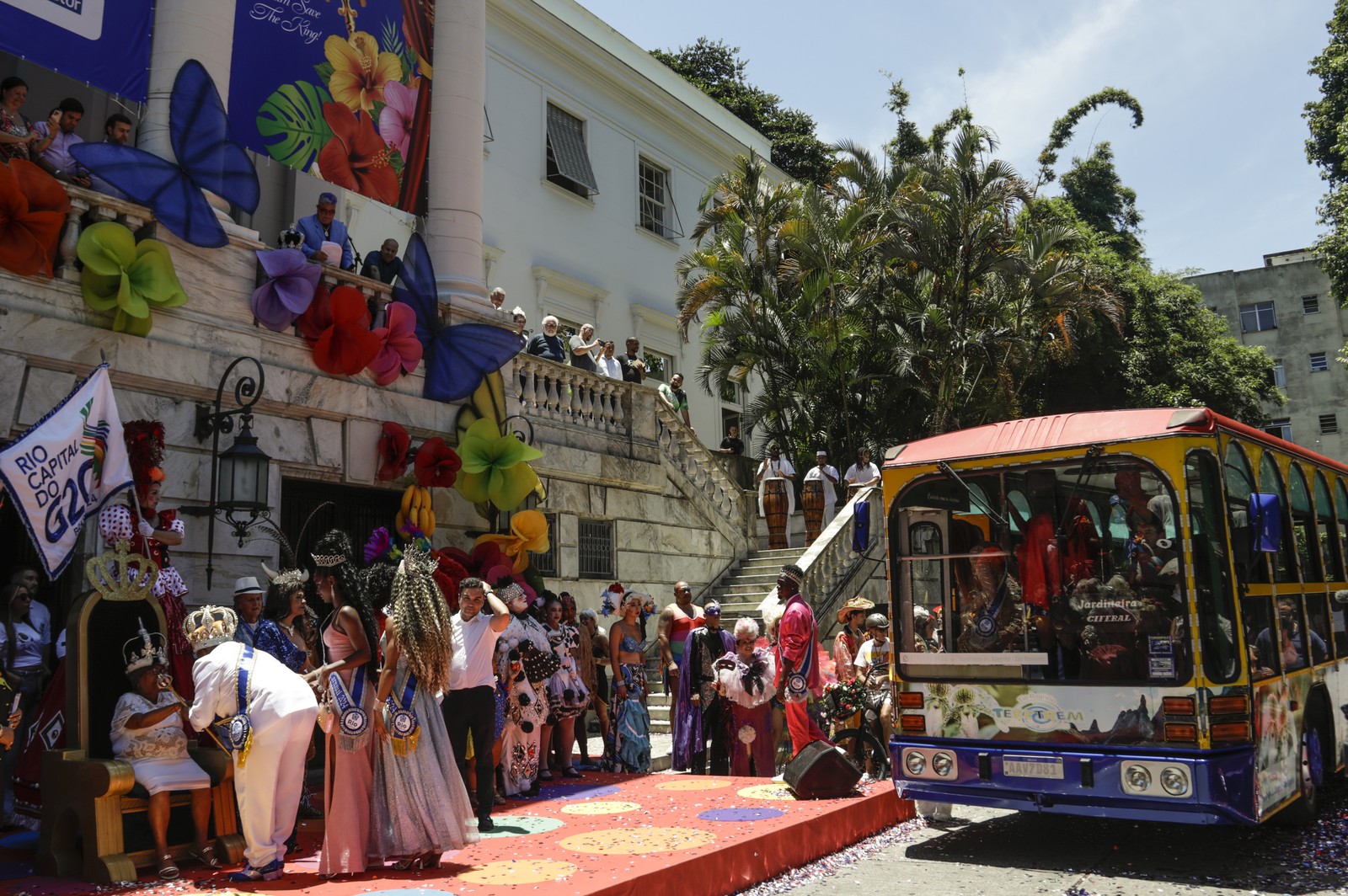 Prefeito Eduardo Paes entrega as chaves da cidade para o Rei Momo e dá o início do Carnaval com desfile preparado por Milton Cunha nos jardins do Palácio da Cidade. — Foto: GABRIEL DE PAIVA