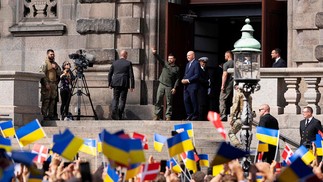 Volodymyr Zelensky cumprimenta a multidão em frente ao Parlamento dinamarquês em Copenhague, Dinamarca. — Foto: Claus Bech / Ritzau Scanpix / AFP