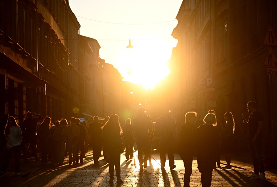 Turistas andam pela Rua Szewska, em Cracóvia