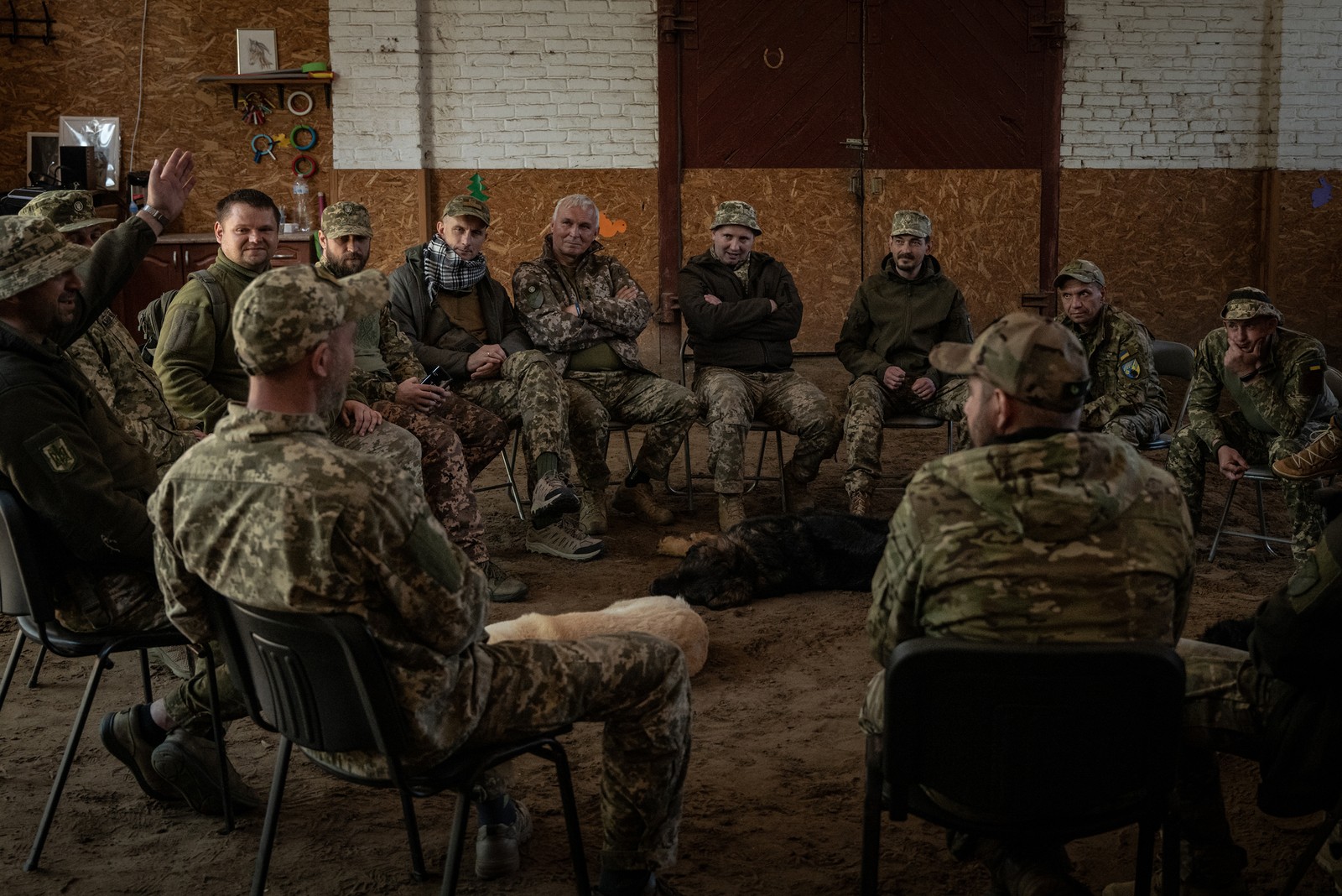 Soldados ucranianos em uma discussão em grupo após montarem cavalos no Spirit Rehabilitation Center, em Kiev, Ucrânia — Foto: Nicole Tung/The New York Times