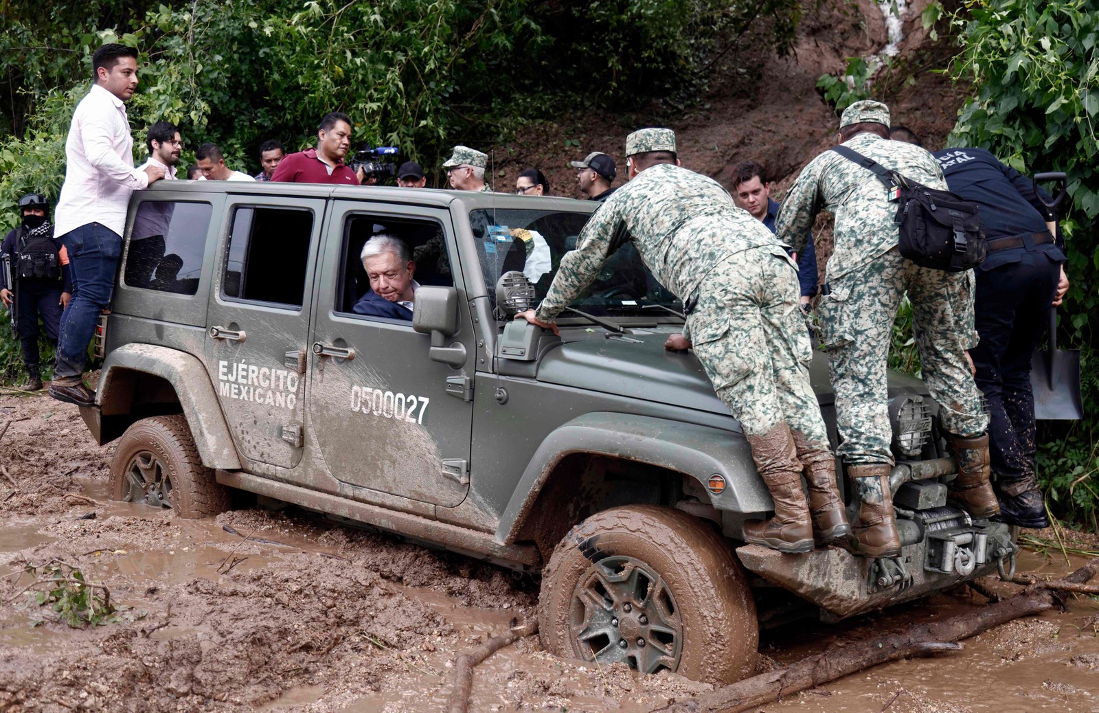 O presidente mexicano, Andrés Manuel López Obrador, olha pela janela enquanto o veículo que o transportava fica preso na lama durante uma visita à comunidade Kilometro 42, perto de Acapulco, estado de Guerrero, México, após a passagem do furacão Otis — Foto: RODRIGO OROPEZA / AFP