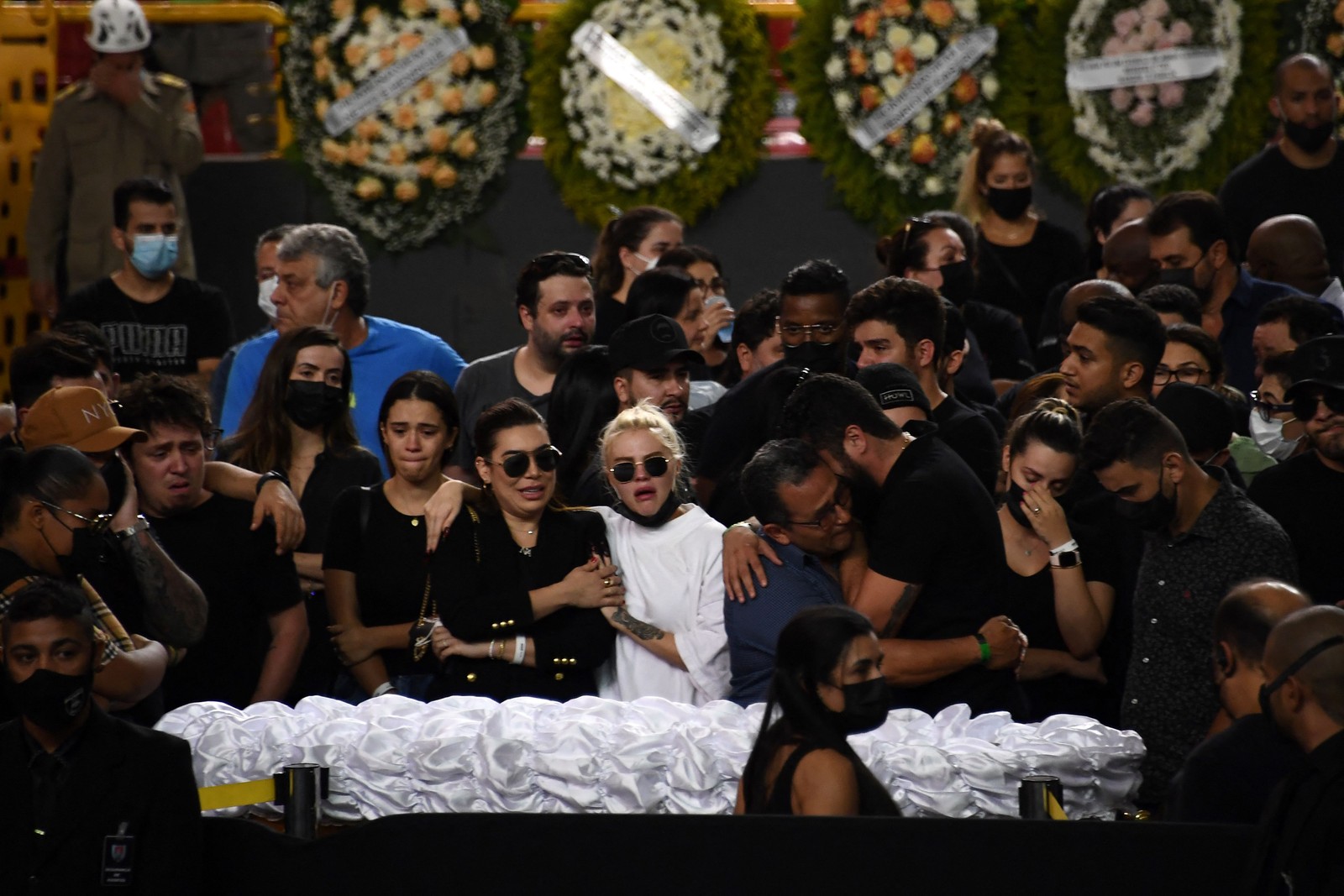 Amigos da cantora se emocionam durante velório, no Ginásio Goiânia ArenaAFP