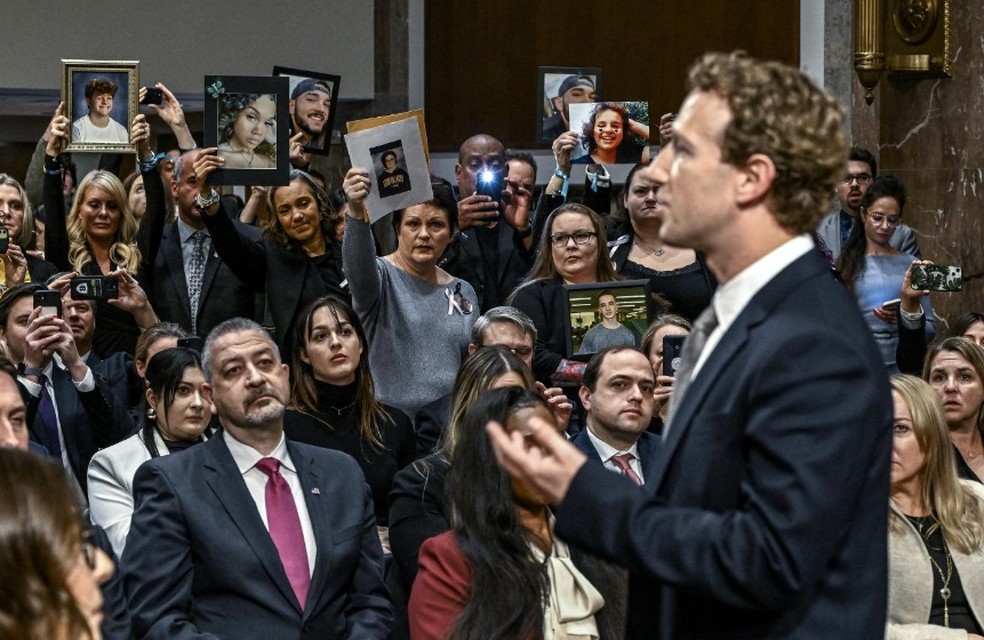 Mark Zuckerberg, diretor executivo da Meta, vira-se e dirige-se a familiares de vítimas de abuso infantil on-line numa audiência do Comité Judicial do Senado em Washington, 31 de janeiro de 2024 — Foto: Kenny Holston/The New York Times