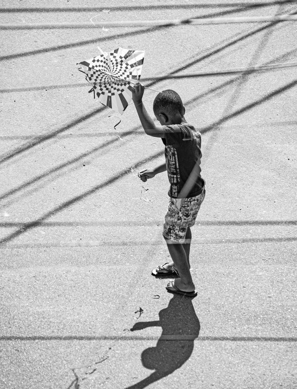 Filipi Dahrlan, publicitário carioca de 34 anos, vem dando o que fa-lar no circuito artsy com imagens dançantes de pipas e seus pequenos empinadores. — Foto: Filipi Dahrlan