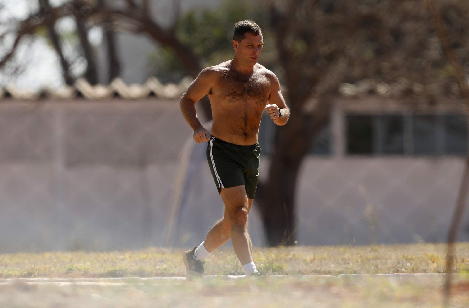 Mauro Cid, antigo ajudante de ordens do ex-presidente Jair Bolsonaro, faz corrida durante a manhã no Quartel da Polícia do Exército, aonde esta preso. — Foto: Cristiano Mariz/Agência O Globo