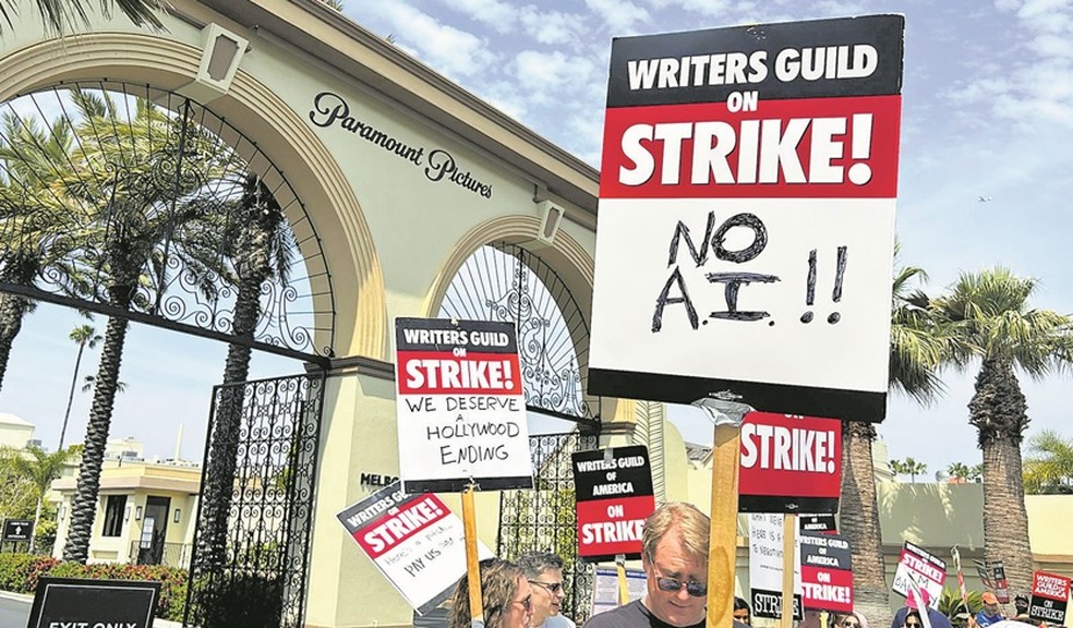 Cartaz contra Inteligência Artificial em ato pró-greve dos roteiristas em Hollywood — Foto: Reprodução