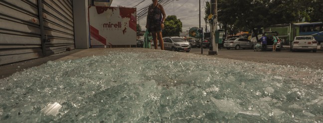 Cacos de vidros espalhados pela rua Ministro Fernando Costa após tiroteio. — Foto: Gabriel de Paiva / Agência O Glbo