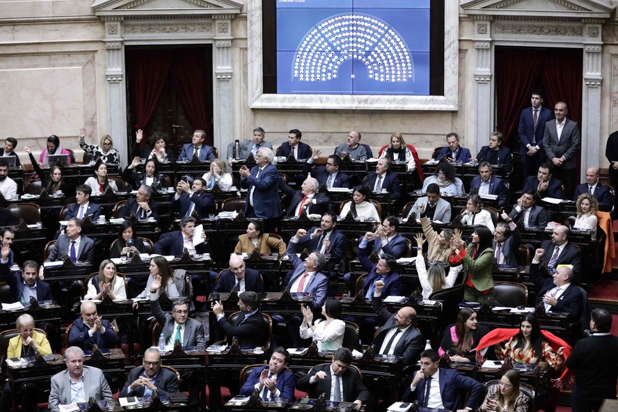 Parlamento da Argentina aprova pacote de reformas do presidente Javier Milei