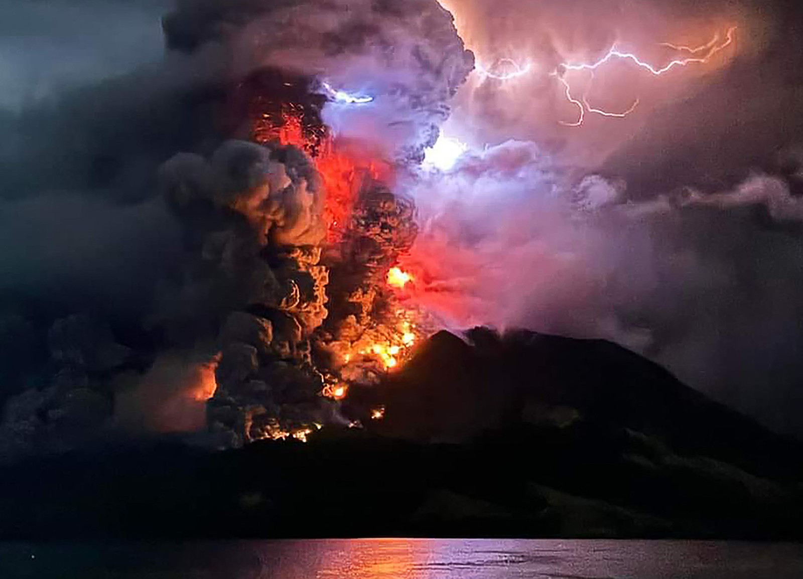 Erupção de vulcão faz Indonésia elevar grau de perigo e emitir alerta de tsunami — Foto: AFP