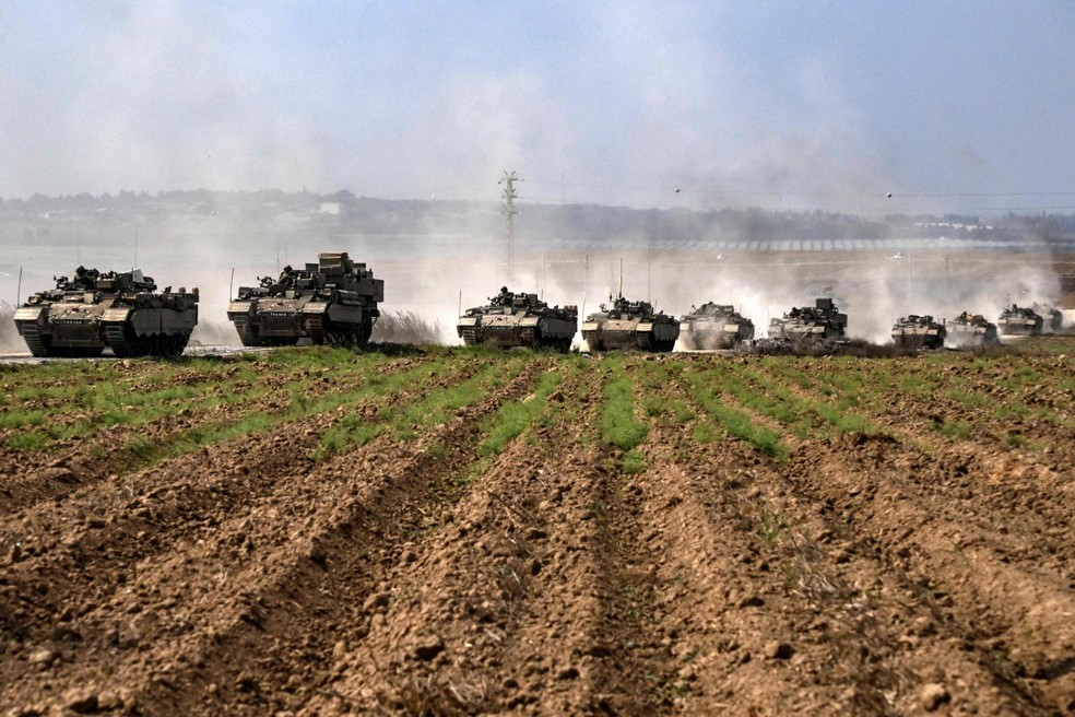 Tanques de guerra posicionados na fronteira com a Faixa de Gaza — Foto: Aris Messinis/AFP