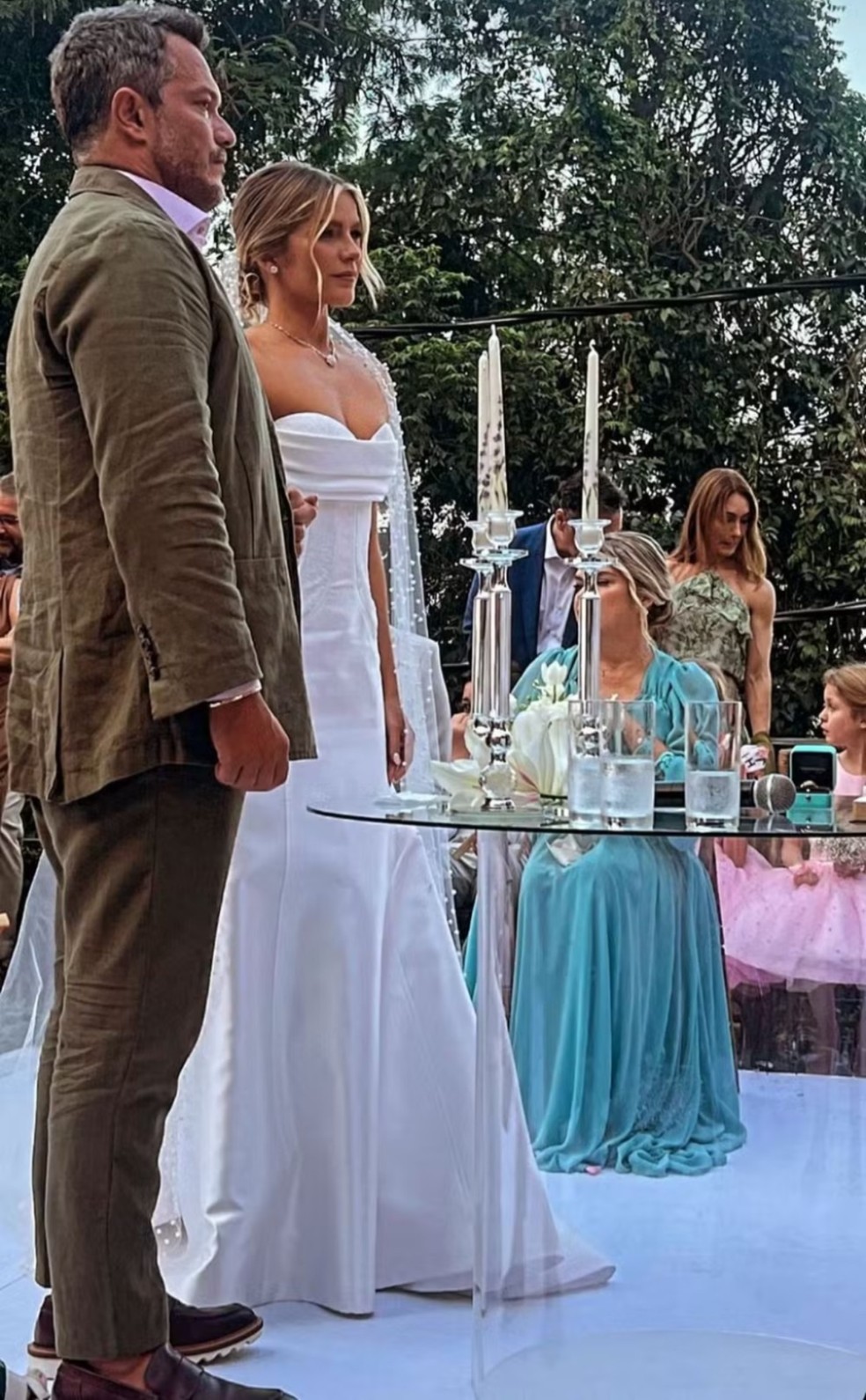 Isabella Santoni se casou em cerimônia intimista com vestido de luxo — Foto: Reprodução Instagram