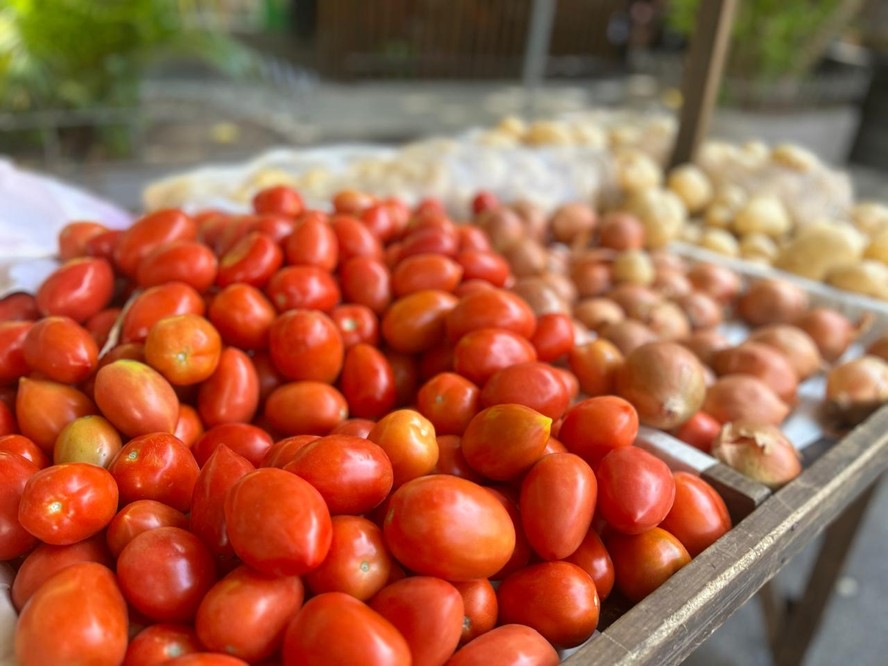 Grupo de alimentação e bebidas tem recuo de 0,44%: preço do tomate teve queda de 17,94%