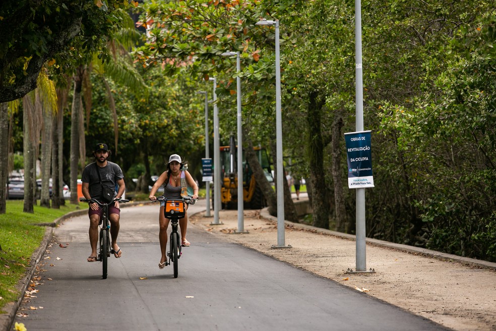 Intervenção. Ciclistas na pista no entorno da Lagoa: reforma está prevista para acabar em dezembro  — Foto: Rebecca Maria