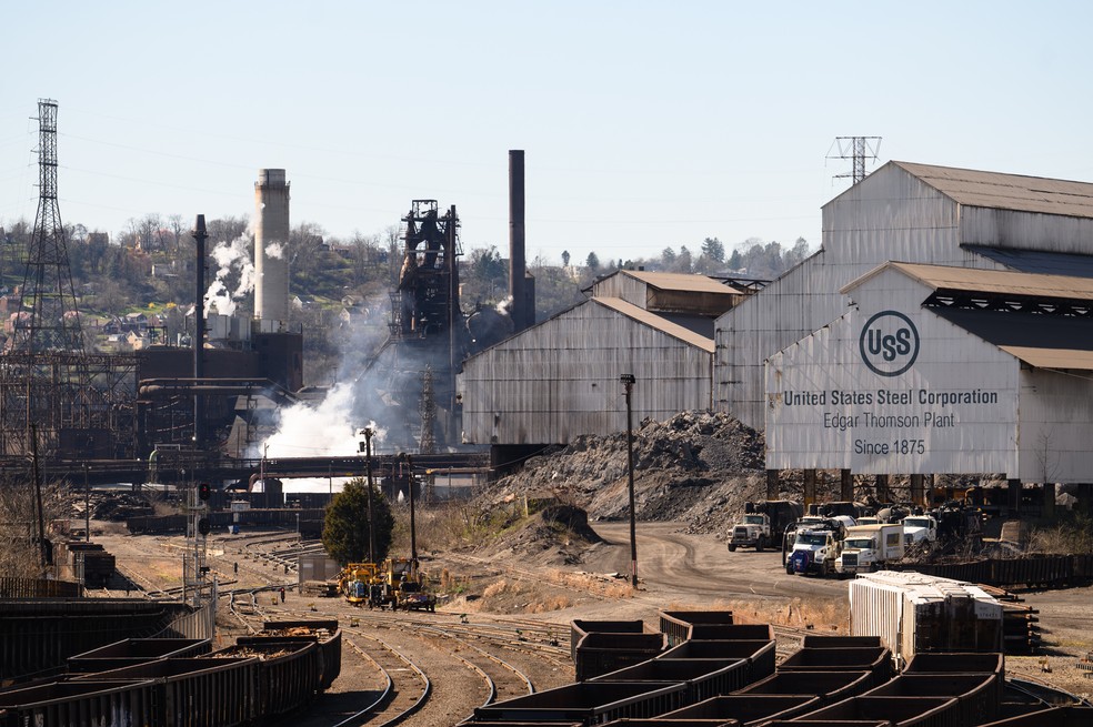 Biden vai defender que a US Steel, com sede em Pittsburgh, continue sendo continue uma empresa siderúrgica americana  — Foto: Bloomberg