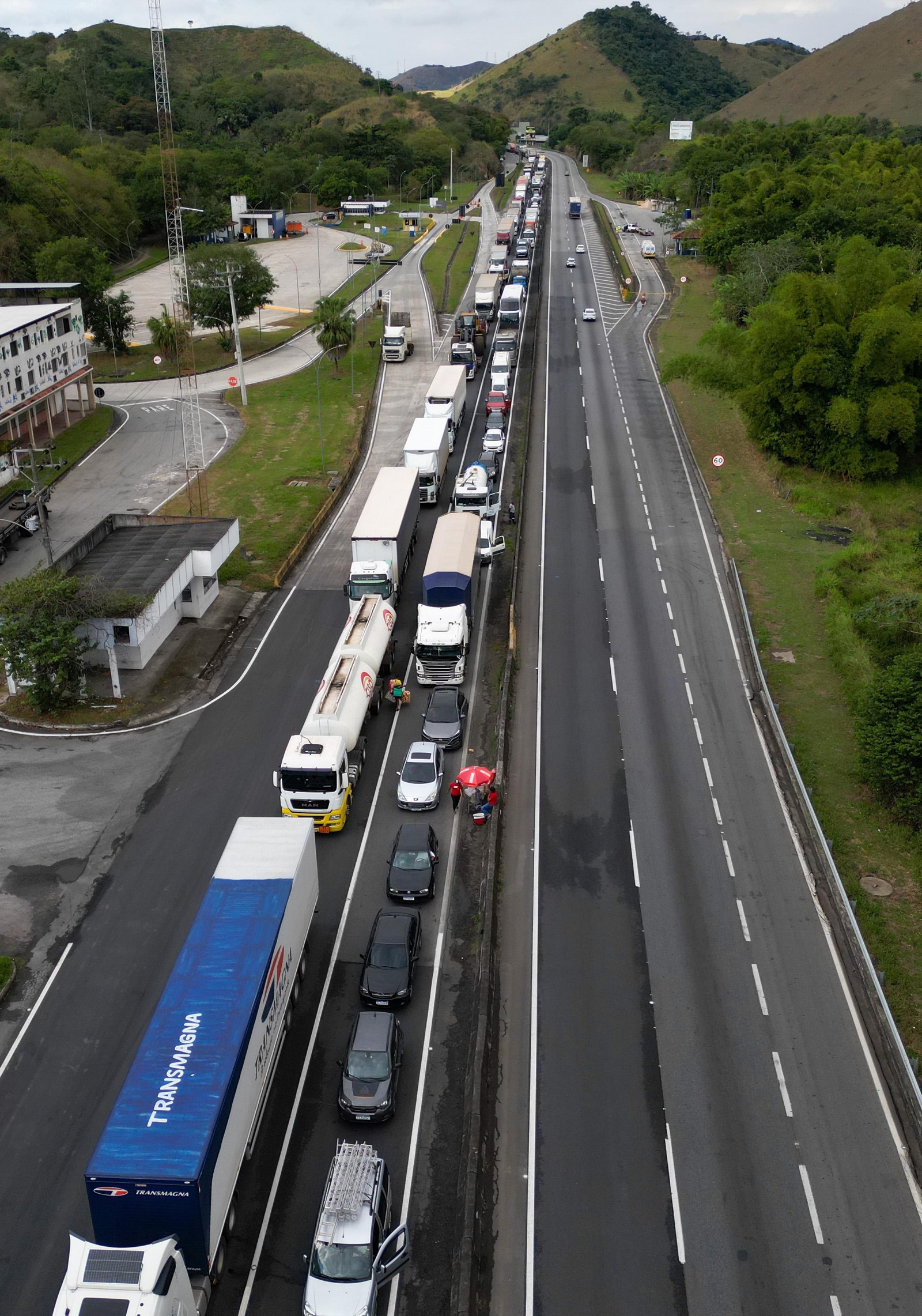 Começaram nesta quarta-feira, as implosões de rocha em parte da BR-116 que corta a Serra das Araras, na pista de subida (sentido São Paulo), ações previstas no cronograma de obras de duplicação. As implosões são para a construção de viadutos que diminuirão a sinuosidade da via. Na foto, congestionamento na pista de subida. — Foto: Márcia Foletto / Agência O Globo