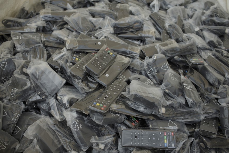 Equipamentos piratas de TV são destruídos no Rio