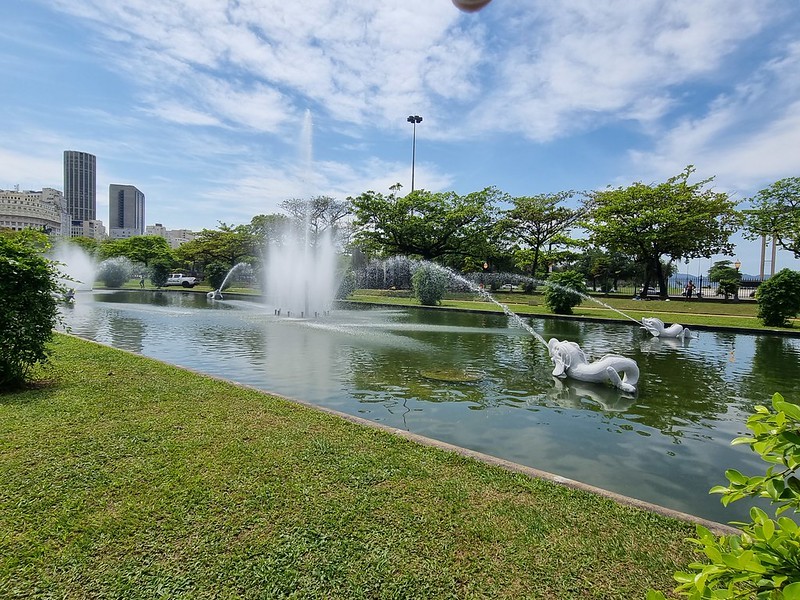 Chafariz dos Golfinhos, na Glória, passou seis anos sem funcionar. Restaurado, foi religado em setembro de 2023 e, desde então,  já foi depredado por três vezes — Foto: Divulgação / Secretaria municipal de Conservação