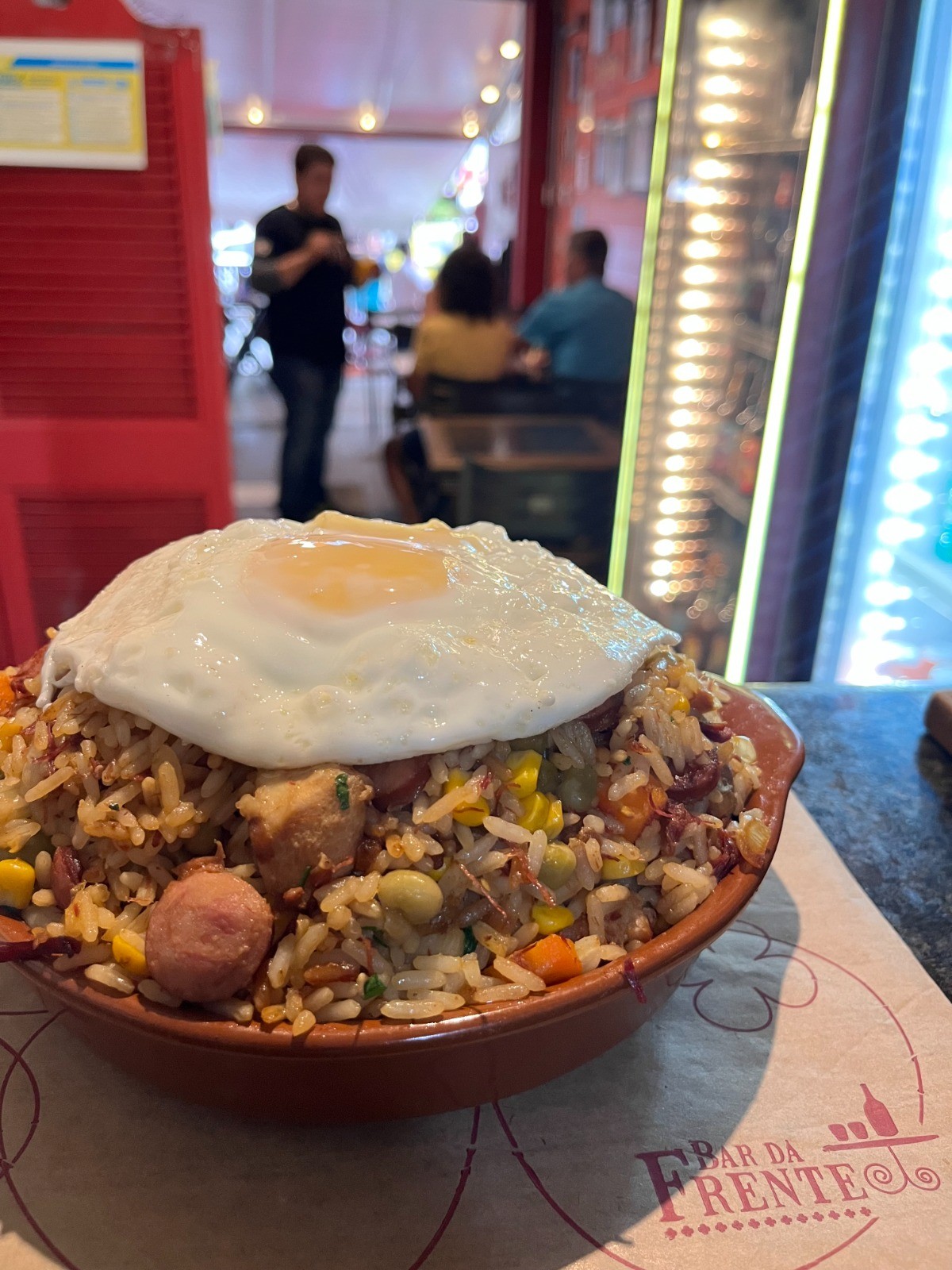 O Bar da Frente (2502-0176) tem o famoso Arroz-de-puta-rica, R$ 99,80, para duas pessoas, com linguiça, carne-seca, miolo de alcatra, filé de frango, palmito, cenoura, milho, ervilha e azeitona, servido com dois ovos fritos — Foto: Divulgação/Mariana Rezende