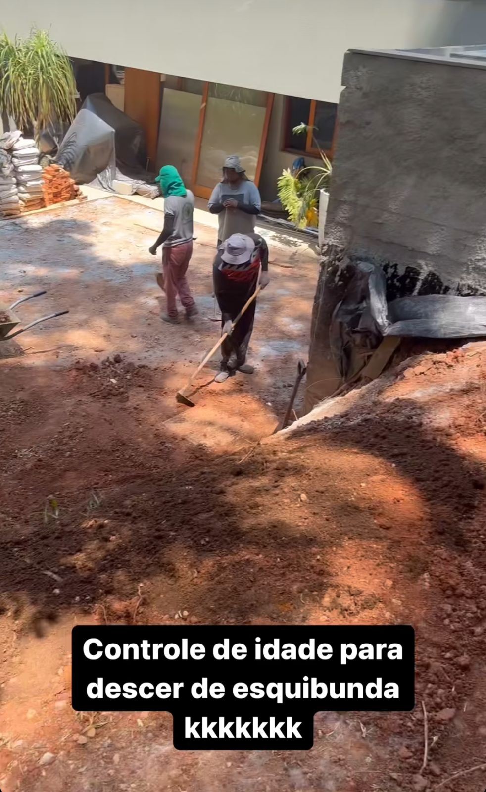 Eliezer mostra reta final da obra de sua casa e de Viih Tube — Foto: Reprodução/Instagram