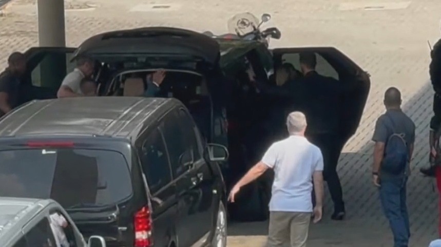 Madonna deixa aeroporto e entra em carro rumo ao Copacabana Palace - Foto: Reprodução/TV Globo