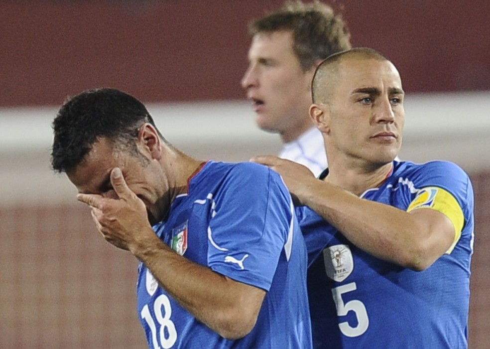 Cannavaro consola Quagliarella após eliminação na fase de grupos da Copa do Mundo de 2010 — Foto: Filippo Monteforte/AFP