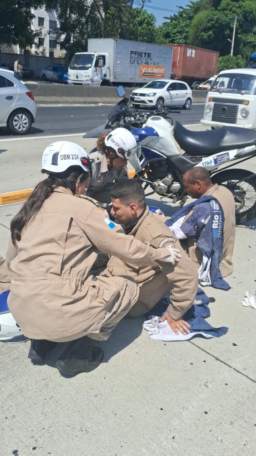 Servidores foram atingidos pelos veículos — Foto: Divulgação