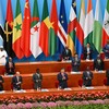 Líderes africanos aplaudem o presidente chinês Xi Jinping após seu discurso na cerimônia de abertura do Fórum de Cooperação China-África no Grande Salão do Povo de Pequim em 5 de setembro de 2024 - GREG BAKER/POOL/AFP